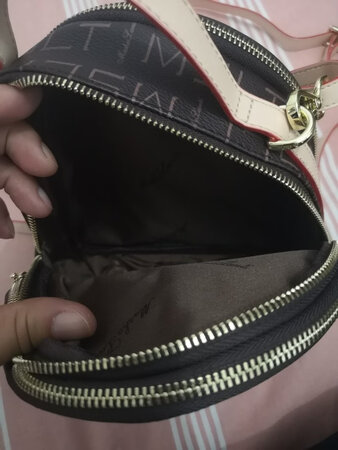 送给女朋友的，女朋友很喜欢，大小装个手机钱包的很合适。