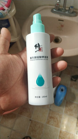 喷出来有点像碘伏的颜色，没味道不刺激，修正也是大厂家，加上京东商城，所以购买。