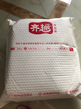 非常满意，大小适中，分格很细致，书包样子又不花哨，不会让孩子转移注意力。颜色也很耐脏。
自重比介绍的还要略轻一点、称了一下大概700g。反光条设计很安全，人性化。书包有两个横向扣，一个是书包带连起来、一个腰部还有一条可以扣起来，感觉非常牢固。孩子很喜欢！希望能坚持用过一年级！