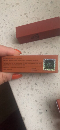 产品质感：质感很好
持久效果：特别漂亮
滋润效果：不干  
等了好久   才到货   不过唇膏很好用   需要涂的厚  才能出效果   不会干    一次买了三个号色  显肤色  非常喜欢