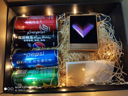 男朋友收到很喜欢，很感动，他本来不知道为什么还有饮料……拆开发现上面还有字……哈哈 国庆堵车，物流慢了一天。但是还是不错的
