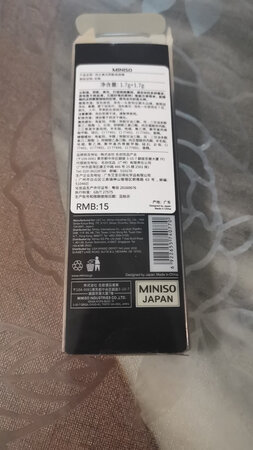 产品包装：包装很标准，精美，严实。符合三包质量标准，标识清楚，产品成分详细，生产厂商名称，地址，生产日期等，全部齐全。
产品质感：质地柔滑，易推开。颜色比较适合大众化肤色。
适合肤质：应该适合不同的肤质。现在秋季使用，觉得刚好。
遮瑕效果：遮暇效果不错，能遮盖小瑕疵。高光部分自然又能提亮。阴影修容部分，原以为颜色会偏深，推开后，还可以，过渡自然。
保湿效果：现在是秋季，感觉涂些去还比较服贴。
其他特色：一支棒兼具修容+高光，大小合适，功能齐全，便于携带。
           在双11后，还能满2件享7折，再享受京东Plus优惠价，简直超值！可能比实体店买更便宜。性关比高！
           另外，特别要称赞京东的物流速度，今晚买，明天就收到。双11高峰期依然能保持1天送货到家，只有京东才做到。高效！快速！
京东Plus每个月给我的6张快递券，又能用上，太好了！