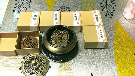 香炉做工很精致，很有重量感，物流也很快，大小正合适，纯铜材质，特意用了几天以后才来评价，几种香都试用了一下，个人感觉禅悦檀香比较好闻，龙涎香的味道也比较好，沉香味道很清淡，其他的还在试用中，礼佛茶艺静心都是不错的选择，总体来说是一次很好的购物体验，推荐大家购买！