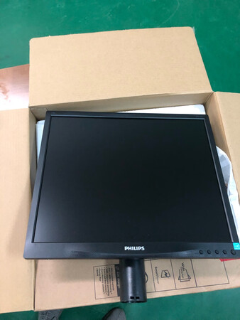 发货很快，包装很完整，东西是原装正品，试用了一段时间，表现良好，色彩鲜艳，显像清晰