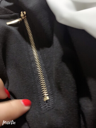 衣服很好～客服态度也不错，衣服特别显瘦～收腰设计可以很好的隐藏大肚子、黑白拼接简单大气～喜欢?