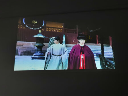 今天收到了，比大屏手机稍大一点，外形外观比较满意，声音清晰，梯形校正不知如何操作，总体不错。