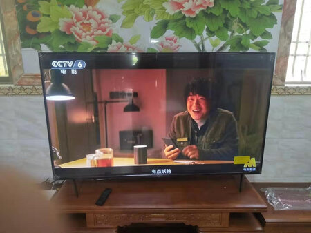 双十一下单，13号就收到货啦，看起来好高大上，58寸的尺寸刚刚好，安装简单，开机速度快，屏幕好清晰，像素高，颜色也很正，看起来非常舒服?快递速度快，服务好！价格便宜真的值得购买！