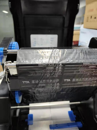 塑料感非常明显，细节比玖佰○价位的得力差了不少，可以活动的部件公差比较大，给人不牢靠的感觉，好在对双排纸的支持比较好，得益于双个纸张传感器。行业打印头都是保修3个月，打得多要买3000价位以上的工业级产品。店家送的赠品比较多，只是碳带是基本蜡基的，和铜版纸不匹配，一刮就花，只能买普通标签纸配合。使用铜版纸标签的话，至少使用增强版蜡基碳带，摩擦多的，要买更贵的混合蜡基碳带。面板的LED指示灯太刺眼，厂家送的标签设计软件NiceLabel免费版，LabelShop for佳博版软件不认这个型号的驱动，试了个NiceLabel和谐版也没有成功，最后使用BarTender 2016和谐版。硬件调试过程中，店家态度还不错，提供了必要的帮助。