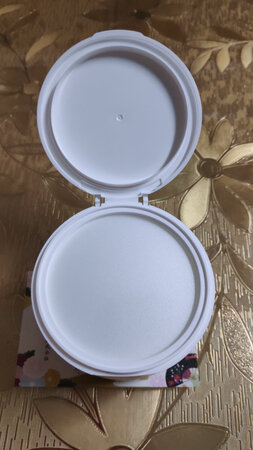 拍下后两天从福州马尾保税区发出，速度还是挺快的。这款马油完全符合我要求，强力保湿，易吸收，吸收好，涂手脚稍加按摩，一会就完全吸收一点都不油腻，几乎没什么味道，我不喜欢有香味的面霜，这完全适合我，220g量大实惠。