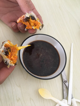 每个都是鲜活的，第一次买到这么干净，一点腥臭味都没有，就水冲了一下就清蒸了三只，炒了5只，母蟹蟹黄真的好多，很鲜甜，公蟹蟹膏也是很足，不过还是母蟹好吃很多。以后一定回购，品质太好了。还送了吃客服店家的态度非常高，售后很满意。蟹三件套，简单，戳蟹腿肉的，挖着吃的小勺子，一包紫苏。还有一包姜，醋，舀一点放蟹肉里，超级超级配！！不过我男朋友不喜欢放醋，可能是男女口味不一样