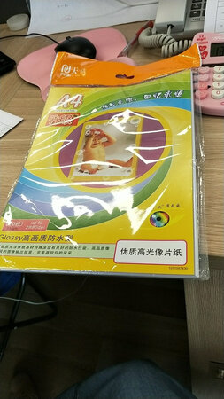 纸的质量是无可挑剔的，嗯，现在还没有加上没打印照片看下效果啊，还是比较期待吧