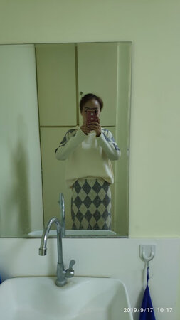 物流慢了点，，因为北京地区国庆庆典影响所有物流速度，能很快送达已经很好了，一直信赖京东的发货速度，衣服是均码的，上衣显得有点大了，穿着很暖和，料子也不错，很喜欢的套装。