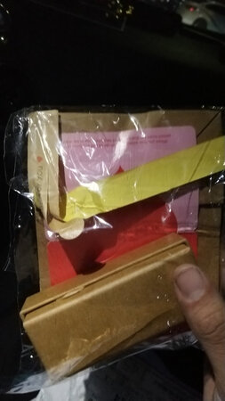 刚拿过来，就给我皱成这样拿什么送人，快递员态度挺好的，就是包装是个袋子，给皱成什么样了