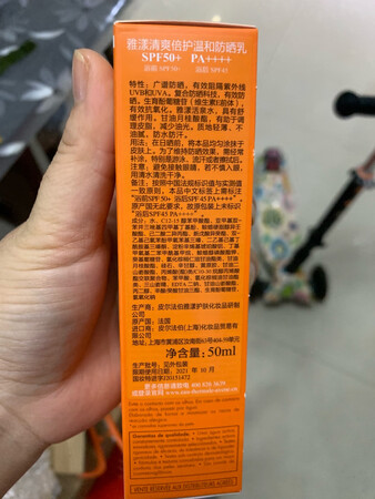 刚用第一次，涂上刚开始火辣辣的，涂脖子上也是火辣辣的感觉！我皮肤属于抗造牌的，对什么都不过敏！但这个防晒真的刚上脸火辣辣！有点点搓泥，并且泛白！吸收一会之后自然点！我油皮，涂完之后哑光了，还算清爽，但就是刚开始感觉不好！再用用试试吧！送的洁面乳是干洗的，挺好用的