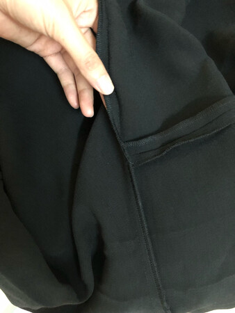 他们家衣服设计不合理，每条裙子都是腰部和胳肢窝卡的紧紧的，抬手都困难，不管大号小号，袖子又短又紧，脖子短的就算了吧，底下布料很厚，而且最奇葩的是裙子那一圈车缝边边又厚又硬，坐下时刚好膈在屁股下，很难受