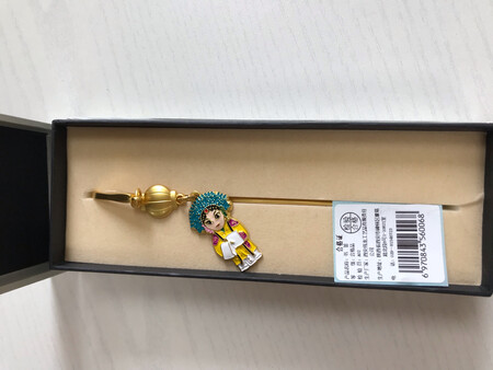 书签很精致，适合单位活动做奖品，给买家提个建议，在包装外贴上分类标签，图二是我自己打印后贴上的，方便同事选取。我买的量大，类别多，一个个打开看了很久。关于这个系列是塑封的
