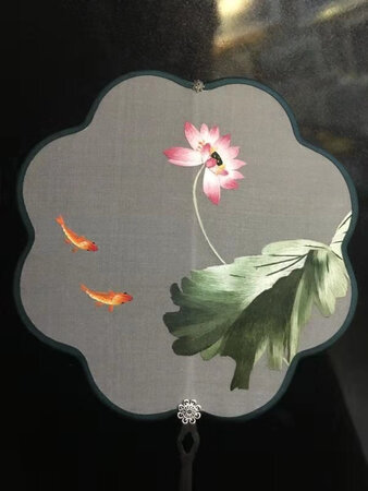 说实话，花型的刺绣更细致，工艺是不一样，整体还不错，喜欢这样刺绣品