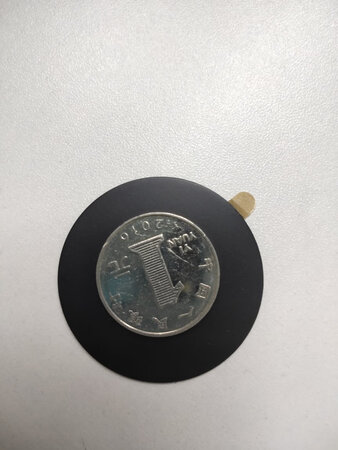 绿联手机车载磁贴2片装，比1元硬币大一些。