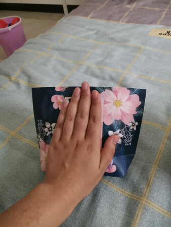 婚期快到了才想起来没买伴手礼，时间也比较仓促，就在京东上看哪家发货快，颜值高的礼品袋，这家的礼品袋很特别，可以直接装糖，也可以当做礼品袋，发货也快，今天买明天到，给京东快递点个赞，真的帮了大忙，还好没有耽误事，客服也比较耐心，对我的疑问一一解答，挺好的