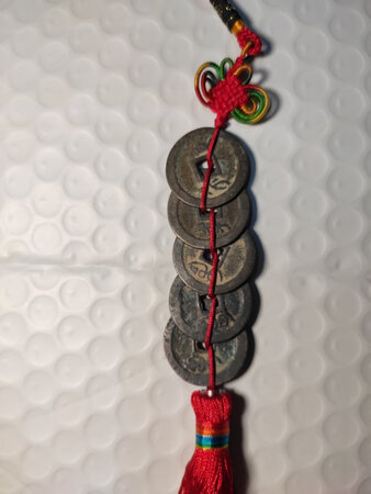 看品相应该不是造假的，但是五个古钱直径都是一样的，就有点儿怀疑了