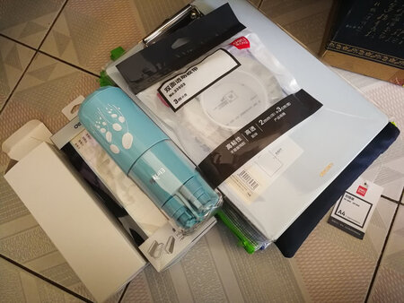得力的办公用品一直再买，尤其是搞活动的时候，觉得比办公用品商店便宜多了。小外甥正用呀，买上一些备着，再说还有小外甥女和自己的孩子呢。我喜欢未雨绸缪，这个个性始终改不了。抽个吉利的日子，送给这些个小家伙们。愿他们好好学习天天向上，将来考个好大学，成为栋梁之才。