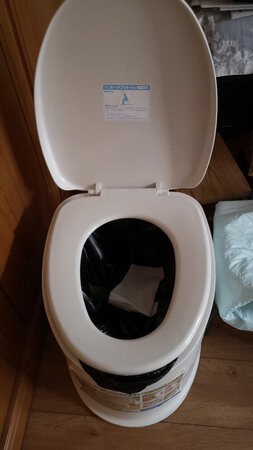 产品比较精致，感觉不错，但老人不太愿意用，有可能还不太适应。当时买就觉得方便快捷，可是现实是老人宁愿上卫生间。看来需要慢慢适应了！