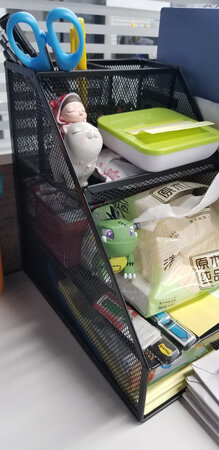 得力的文具算是比较出名的，这个公司置办文具，选了这款文件架，做工质感不错，比较厚实，尺寸刚刚好，不会太大也不会太小。耐用度应该会很久吧，产品设计合理，左边两个笔架，下面一层可以放计算机，最下面那层可以放餐巾纸之类的。右边有2列文件架，可以放一些文件夹。比较实用，有需要还会再来。