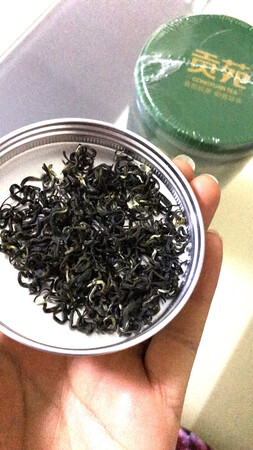 京东的服务一如既往的好，上午下单下午就到了。老公喜欢喝绿茶，因为绿茶可以清新口气.饭后可以清洗肠胃，还可以缓解疲劳，尤其适合长期坐在电脑前的上班族?‍??‍?。这个茶色泽鲜艳，气味清香，我平时不怎么喝茶的人都喜欢上了，推荐给大家