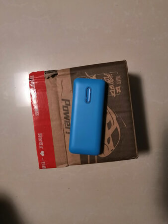 外形外观：外观还可以，蓝色的挺卡通的，还是很可以的。
屏幕音效：屏幕还可以，字够大。可以很远就看的很清楚。
拍照效果：这个真的没有，没有摄像头。
运行速度：这个运行速度还是很不错的，很喜欢。
待机时间：待机时间还是很不错的，时间足够长。
其他特色：有一个小手电，这是这个手机的特色。