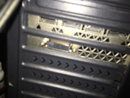 产品质量：一般
产品性能：一般
兼容性能：不好
外形外观：一般
产品包装：还好
其他特色：没有什么特色
我就想说dvi接口设计那么烂是什么鬼，显卡的dvi接口没有多出4个针出来，你们怎么设计出多4个针，我一张显卡2千多买的还是排行榜的，难道显卡厂家会出错，主板的dvi也没多4个针
