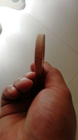 香味太浓了，刚开始真的不能用，放到外面散了很长时间的味道后才放到车里，整体感觉还不错。老妈不喜欢这个味道，媳妇儿喜欢。我个人感觉还是古龙清香的好闻，淡淡的香味不腻。这个放车里，车里空间小，味道弄得令人发腻！总体还行，自己选的这个后果自己承担吧！