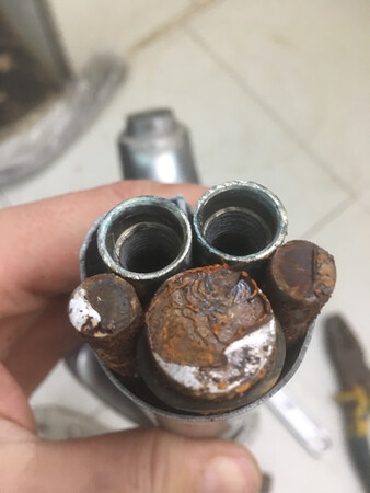 前面四张图是我这次在京东买的，质量很给力！
后面3张是原来装修师傅给装的，里面夹的钢筋充重量，简直就是辣鸡！
所以提醒各位：以后买水龙头不能只看重量，简直惨不忍睹……