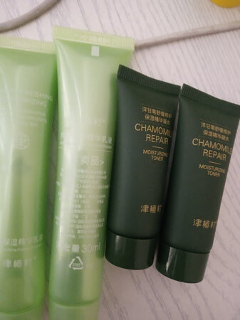 面膜活动期买的  价格划算，一共两瓶装 还送了赠品。用了不多久，暂时没看到效果，黑头还是有。用完撕掉之后脸会有点痛 可能是正常的吧 过一会儿就好了。