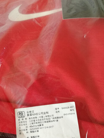 京东购放心，背包够大，红色的也挺好看的，喜欢挺好的。