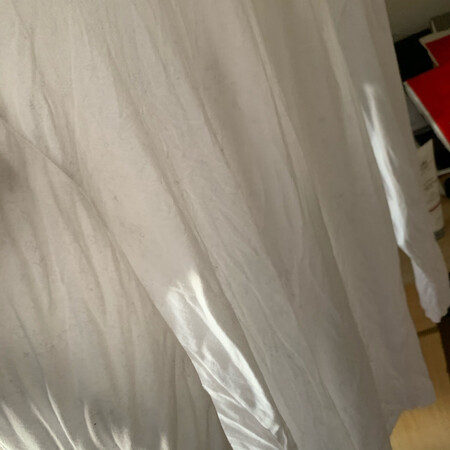衣服拿到手后先过水洗，穿上感觉蛮好的。颜色比较正，材质也可以。穿在身上比较舒服。另外袖子稍长一点，影响不算特别大。袖口领口没有线头，做工精细。材料弹性较好，保暖性能适合秋冬穿，再冷一些的时候可能扛不住了应该。