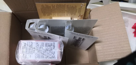 挺不错的，送了不少赠品。这个是之前用过金胶的，效果是很好的。今年京东网站比~的价格也很有竞争性。况且，物流速度比~快的多啦。十一买的，十三号收到货。今年试试粉胶，据说是新款，赠品还有银胶，趁着这个好机会，都一起试试效果吧。京东快递服务还是很不错的，每次都是送上楼送进门。