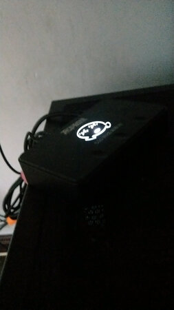 整体来说不好用，机架里可用音效少而且差。唱歌听到自己的声音还是有延迟。使用中有时会出现短暂一下没声音一秒钟以后又正常了的情况。不建议买，这种usb接口的还是不好后悔小板没买内置的。机架软件很不好用自动登录没用重启后就会提示你密码不正确每次都要重新登录很不方便