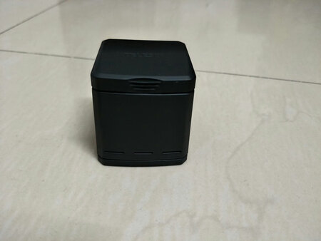 非常小巧，非常精致，电池压进去刚刚好，不会有任何松动。开始用某品牌二合一电脑充电器、数据线与之连接，指示灯不亮，又用另一品牌笔记本充电器及同根数据线与之连接，指示灯也不亮。心里一惊：莫不是坏的？质量如此之差？换上此盒自带的充电线，指示灯一下就点亮了。三块电池剩余电量均约50%多一点点，充满没感觉到用了的不能忍受的长时间。又给电量约20%几的GoPro7原装电池充电，也就好像一会儿的功夫。
