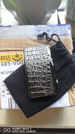 与图片相符，很工整，表面一次成形够厚度，真的耐用耐磨。