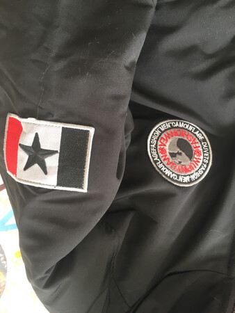 第一眼就喜欢上了这个衣服款式，臂章旗帜有点像朝鲜的？最早是在~上看到的，活动套路太多，转战#平台，直接优惠比较爽，也不是很厚，估计最冷那一个月要艰难一些了。客服推荐尺码推荐的也比较准！