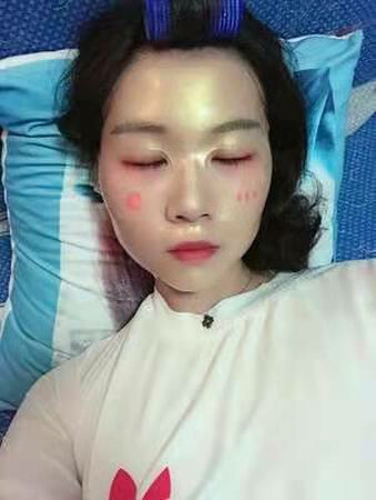 本**肤有一点敏感， 用了没有氧的感觉。 效果也不错， 精华液蛮多的。坚持天天使用， 皮会变得水嫩和紧致