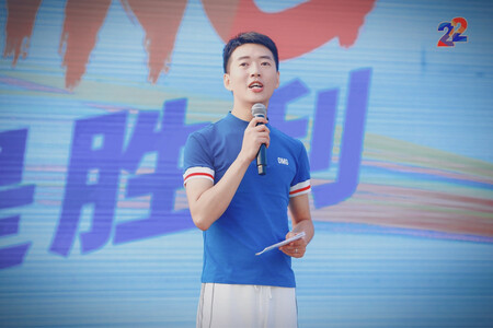本人175，体重63kg，属于偏瘦型，衣服购买的是L号，刚刚一身，材质是弹性的，其实可以再买大一号可能会好些