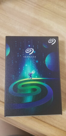 希捷各款移动硬盘全部都收集齐了，现在出的艺术家定制款看起来真的很不错，磨砂材质，摸起来手感很好，速度也挺快的。