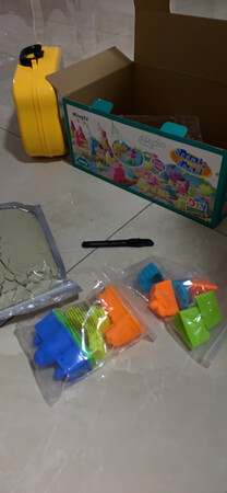 铭塔的玩具我一直都在买，我觉得品牌的还是放心些，孩子想玩沙，今年的双十一买来五折优惠，孩子很喜欢玩，打开就在摆弄了，开动脑筋了，太空沙没什么味道