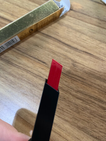 颜色很漂亮 显白    然后就是有点干，膏体有瑕疵