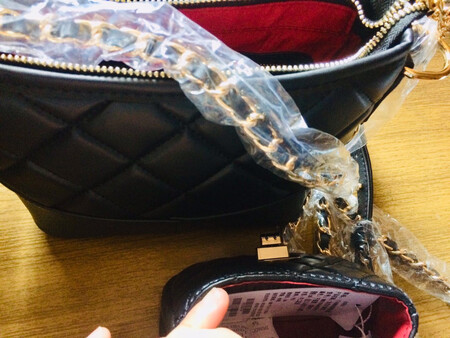 是一起买的，小包扣这里、有印子。 但，感谢您的送货，希望越来越好。 客服方面，是AI，没有解决我问题！