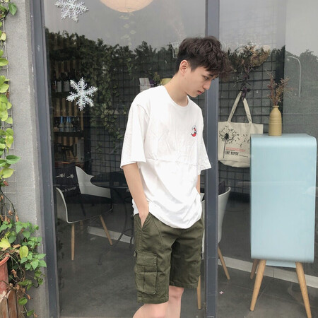 裤子收到了，面料摸起来很柔软，老公穿起来很帅气，没有多余的线头，做工很精细，也没有色差，手感很细腻，一次满意的购物。