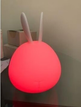 硅胶软软的手感很好。包装还是挺精致的。可以当成礼品送人，还可以做装饰品，放床边正合适呢，夜晚灯光比较柔和，很实用，是硅胶材质的，质量很强硬弄脏了还可以清洗，包装好看送人还有礼品袋，氛围挺不错，晚上开这个灯光很温馨，灯光也不会很刺眼，客服态度很好，祝卖家生意兴隆！！！