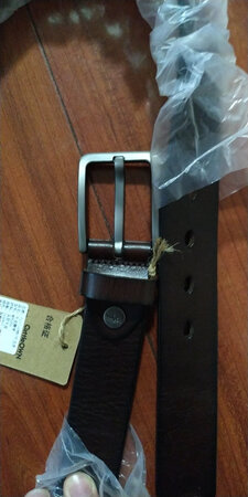 不错！
大概2年前在自营店买了牛当家的两条皮带，一条自己用，一条送人了。用了两年了，感觉很不错，很有质感。
这次虽然不是在自营店买的，但还是同样的体验，送打孔器、刀片，想得很周到。送小礼盒袋，包装挺好。上次买的3.7cm宽的，这次送老爸的，可能3.7的偏宽，没那么方便穿到裤子里，所以选的3.3cm的。下次有需要还选牛当家！