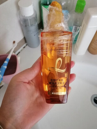 给我家先生买的，他就喜欢这个牌子，用习惯了。味道清香，做发型不错，耶不太油腻，有时候我也偷偷拿来用，就是洗完头发炸毛的时候用挺好。